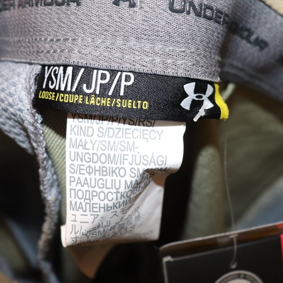 **SOLD**. Boys Under Armour Golf Pants - Picture 4 of 8